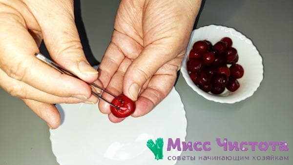 comment retirer les graines des baies avec une pince à épiler