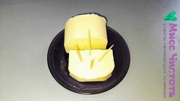 cure-dents enfoncés dans un bâton de beurre