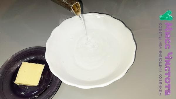 verser de l'eau dans une assiette