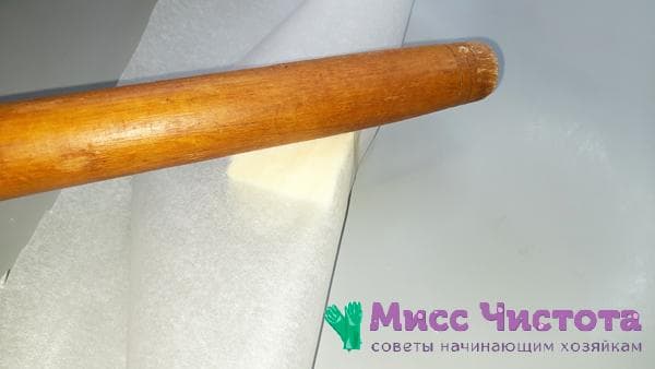 ramollir le beurre avec un rouleau à pâtisserie