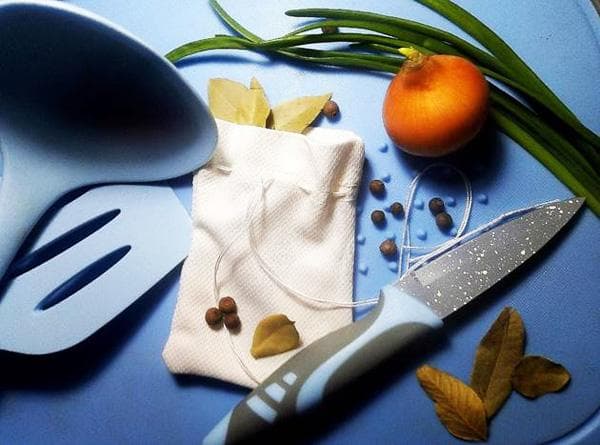 sac pour cuisiner des épices dans une soupe