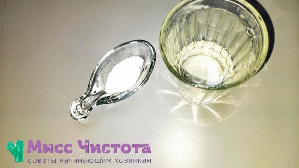 de l'aspirine en poudre et un verre d'eau