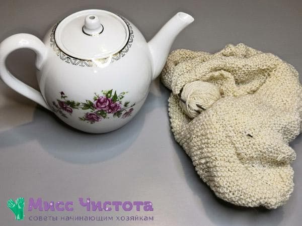 théière et tissu tricoté