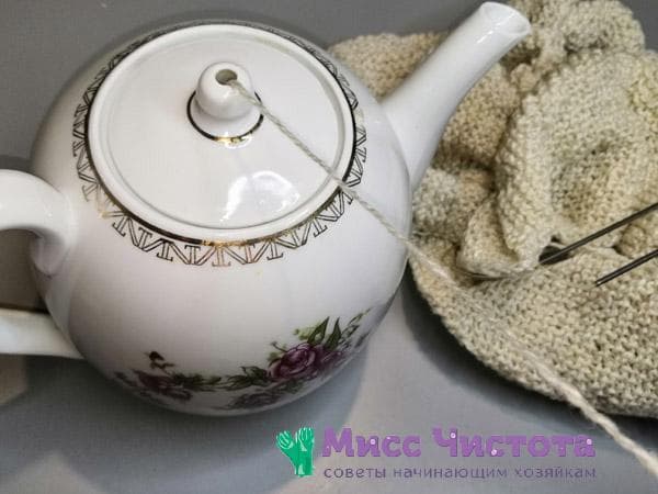 théière avec écheveau à tricoter