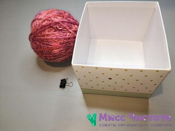 boite, clip et pelote de fil