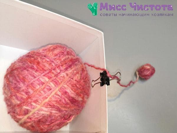 tirer le fil d'une balle à travers une pince