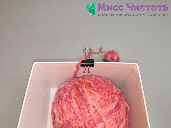 fil tiré à travers la pince de la boîte