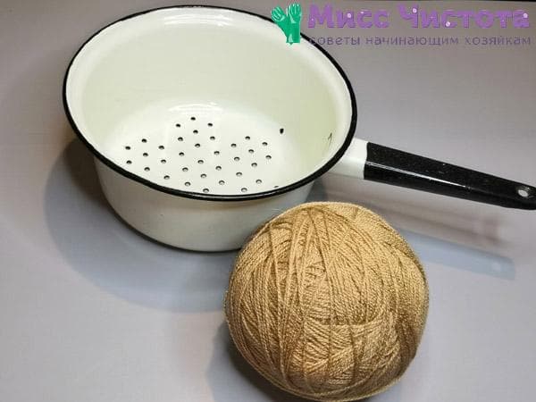 passoire et pelote de fil