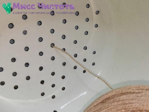 enfiler le fil dans le trou d'une passoire