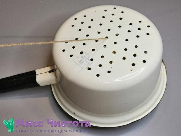 une boule sous une passoire