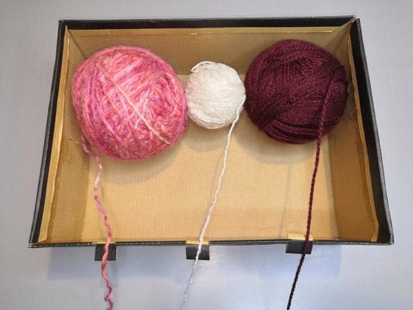 tirer les fils à travers les fentes d'une boîte