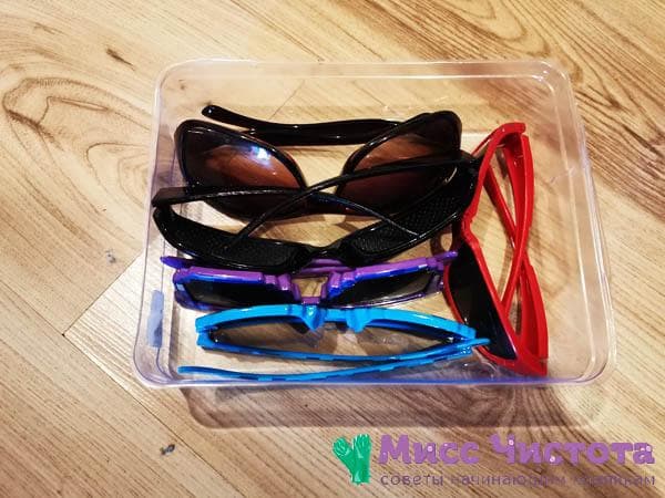 Lunettes de soleil dans une boîte