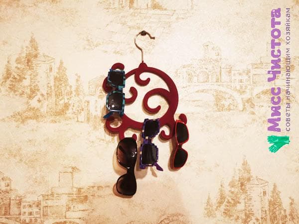 Lunettes sur un cintre à bijoux