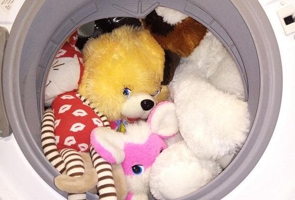 Jouets mous pour enfants dans la machine à laver