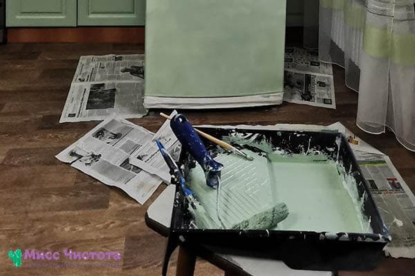 Première couche de peinture appliquée sur le réfrigérateur