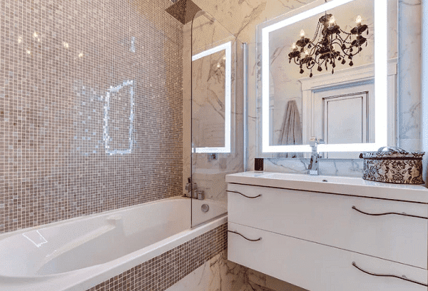 Mosaïque sur les murs de la salle de bain