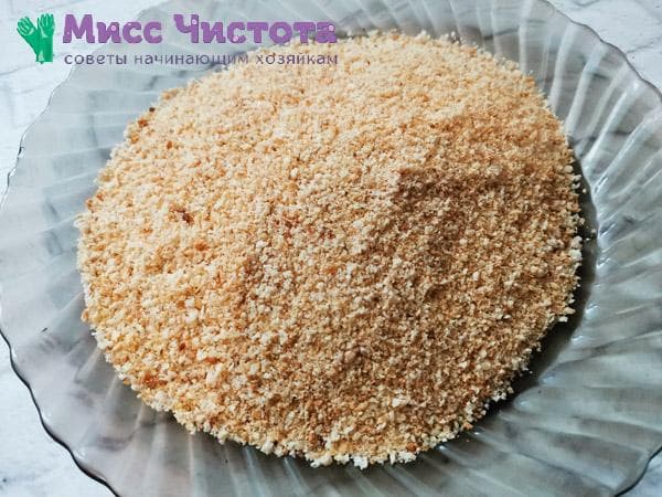 Craquelins de pain sur une assiette