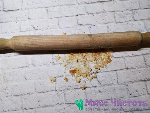 Comment écraser du pain sec avec un rouleau à pâtisserie