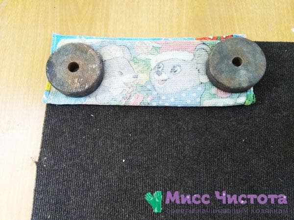 poids sur le tapis pour redresser le coin