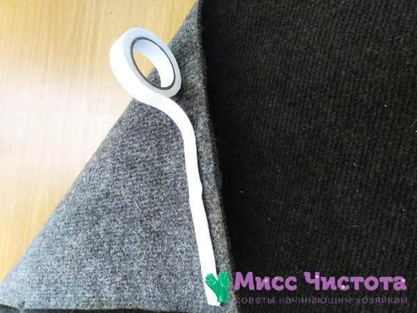 ruban adhésif double face au dos du tapis