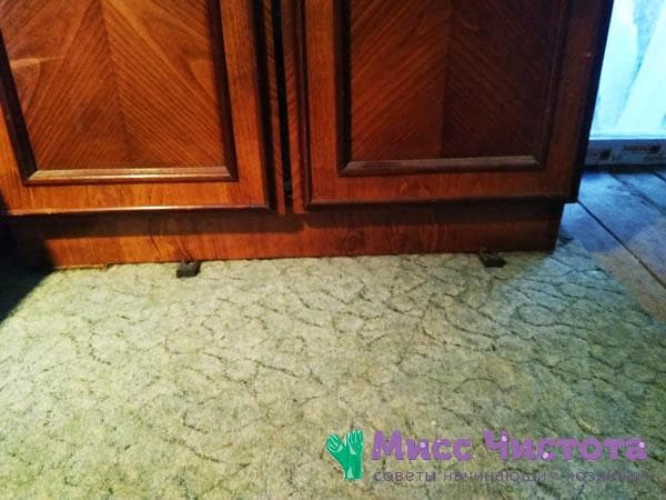 tapis sous les meubles