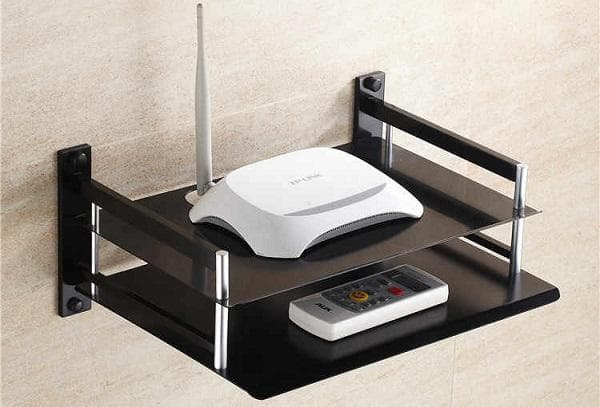 Routeur sur une étagère suspendue