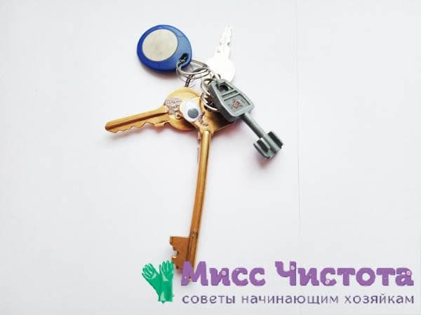 clés sur un anneau avec des marques