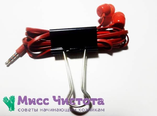 écouteurs dans un clip de papeterie