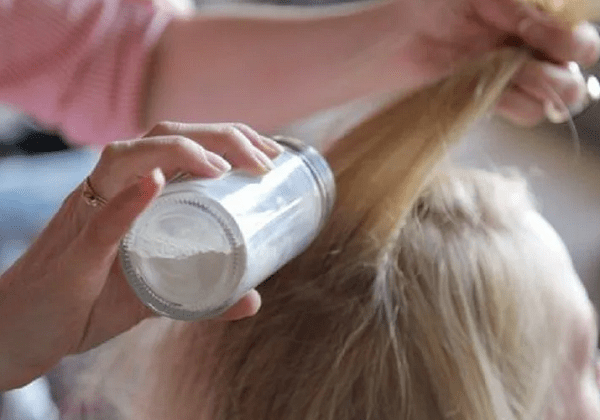 Poudre au lieu de shampoing sec pour cheveux