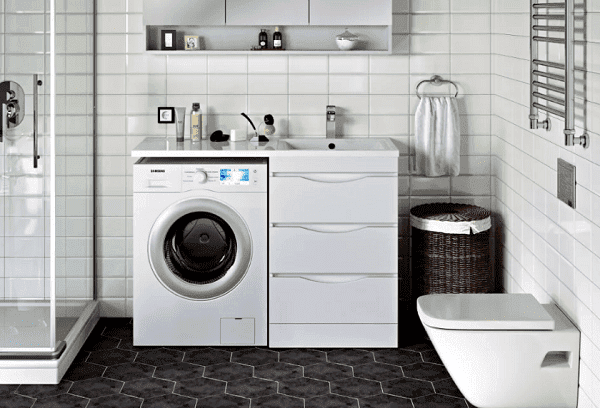 Machine à laver sous le comptoir dans la salle de bain