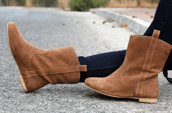 Fille en bottes en daim