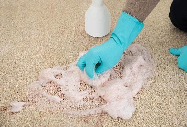 Nettoyer un tapis avec du bicarbonate de soude et du vinaigre