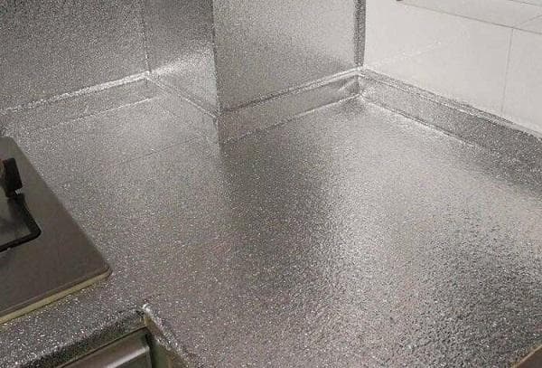 Feuille sur le comptoir