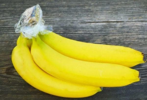 Bananes avec queues enveloppées dans un film