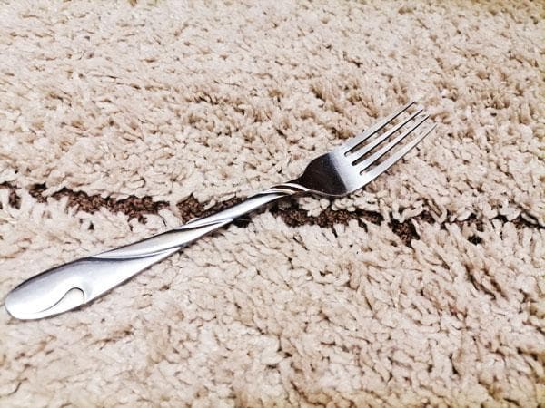 fourchette sur le tapis