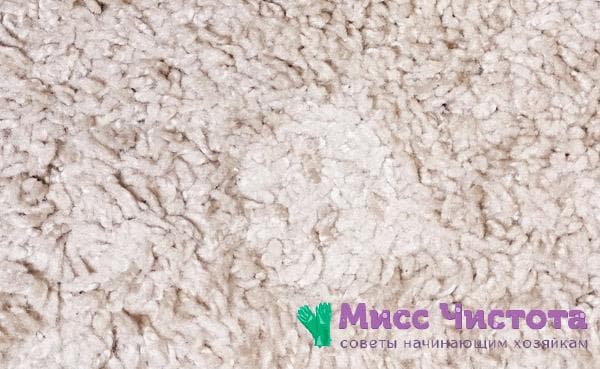 pile coincée sur le tapis