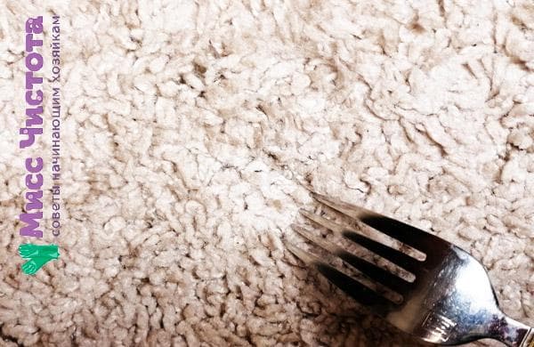 ébouriffer le tapis avec une fourchette