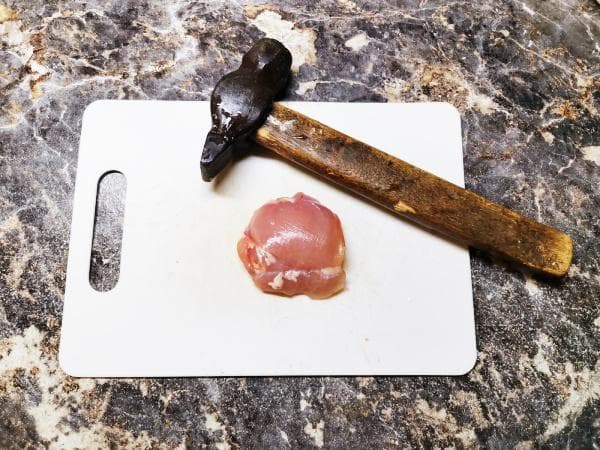 marteau et morceau de viande