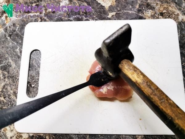 battre la viande avec des moyens improvisés