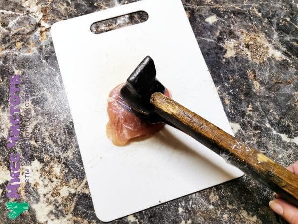 piler la viande avec un marteau et une fourchette