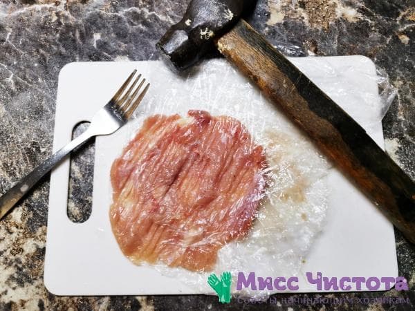 viande pilée avec un marteau et une fourchette