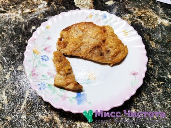 morceau coupé de viande frite