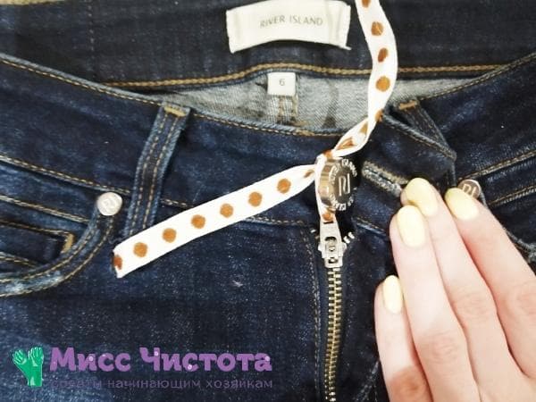 réparation de fermeture éclair à l'aide de ruban adhésif