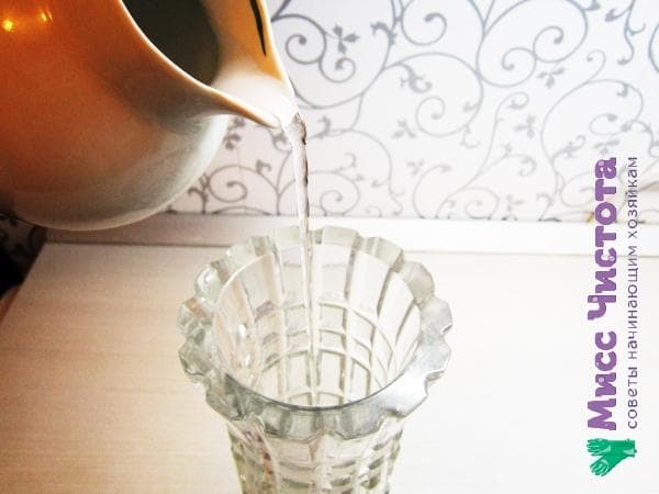 verser de l'eau dans un vase en cristal