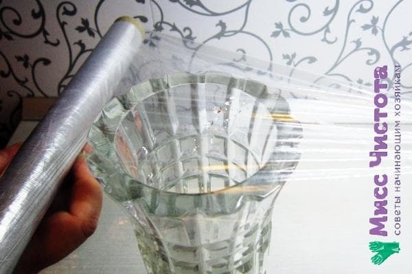 envelopper un vase avec un film