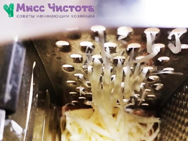 trois fromages fondus sur une râpe