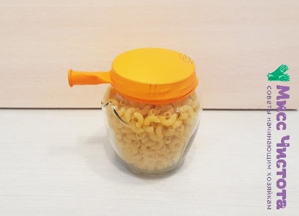 bocal en verre fermé par une boule