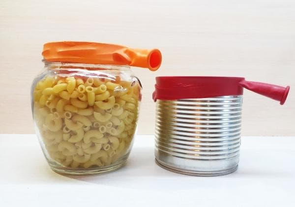 bocaux avec une boule au lieu d'un couvercle