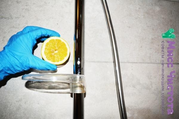 Nettoyer un flexible de douche avec du citron