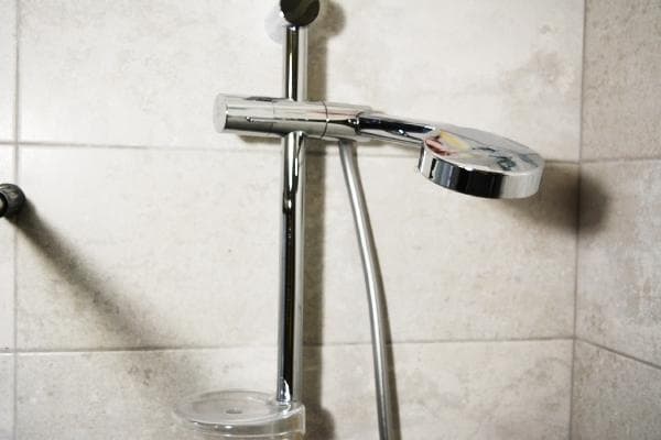 Le flexible de douche brille